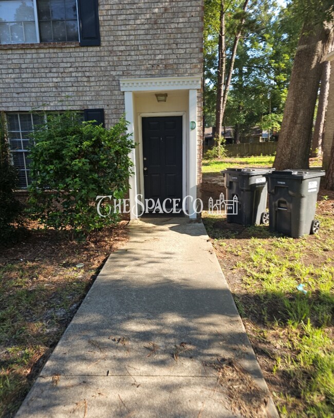 Furnished 2Br/ 1.5 BA -300 Crestview Drive Unit D