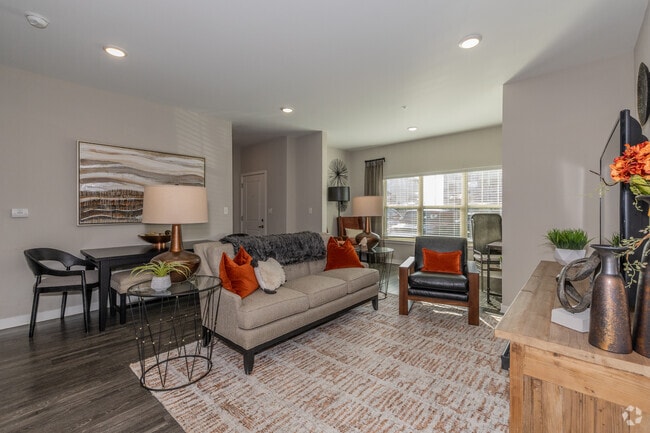 2BR, 2BA - 1112SF - B8 - Living Area