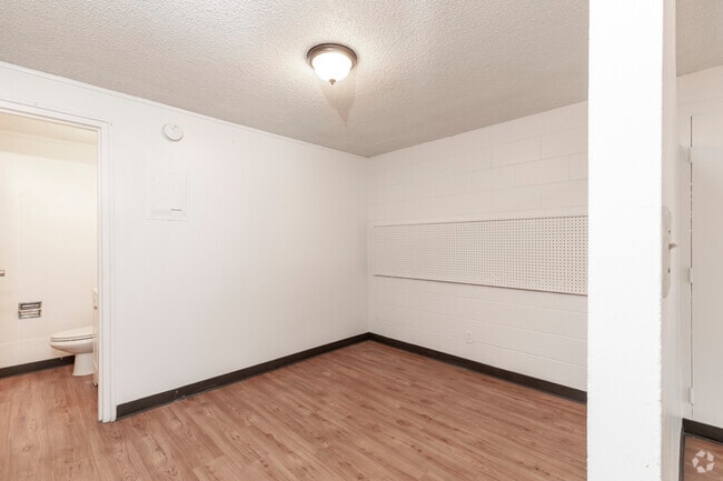 1BR, 1BA - 300 SF