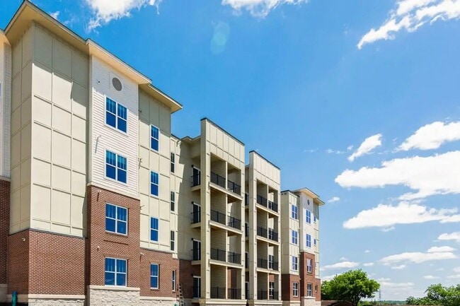 Building Photo - 607 Lenore St Rental
