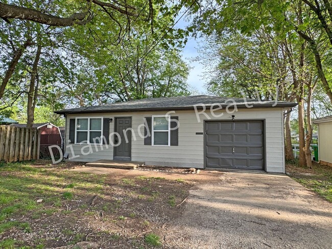 Cute 3 bedroom Home Available Now! - Cute 3 bedroom Home Available Now!
