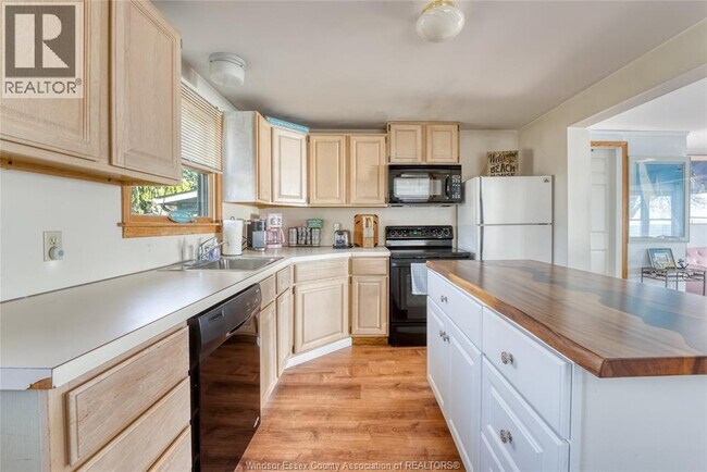 Photo - 1049 Heritage Rd