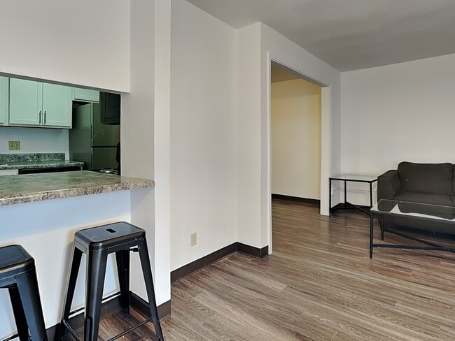 Building Photo - 807 S Locust St Unit 1