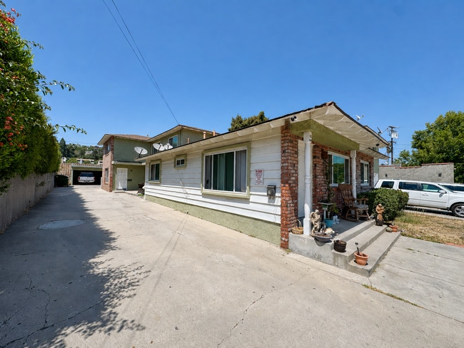 Building Photo - 211 E Santa Paula St