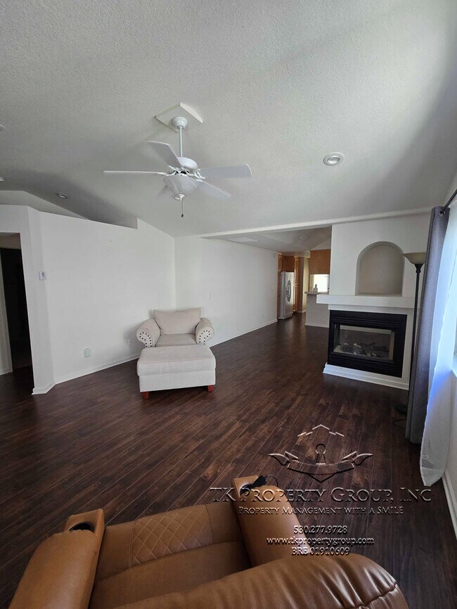 Photo - 127 Windsor Ln