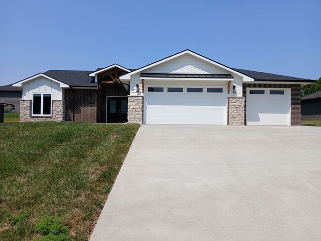Building Photo - 1325 Summerfield Dr