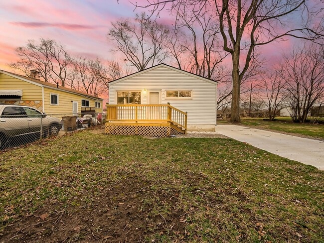 Building Photo - AVAILABLE NOW! Charming 3-Bedroom Home in Prime Pontiac Location