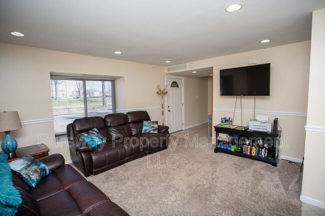 Photo - 207 Empress Ct