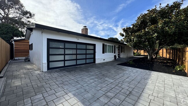 Building Photo - Mission Fields Home, 3 bedroom 2 bath, Fir...