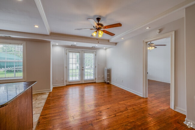 1BR, 1BA - 700SF - Living Area