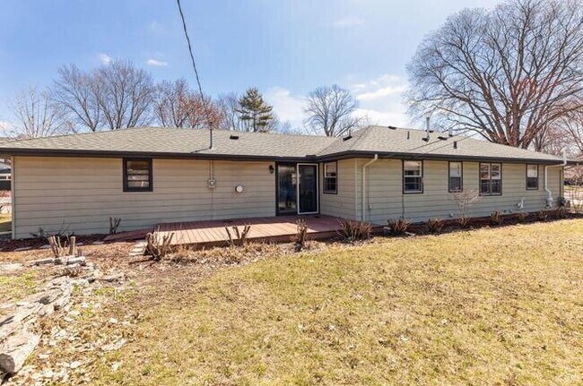 Amazing 4-Bedroom Retreat with 2 Full Baths and 2400 Sq Ft of Space in Minneapolis. 9/1