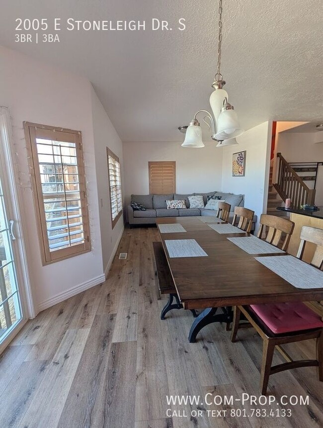 Photo - 2005 Stoneleigh Dr S