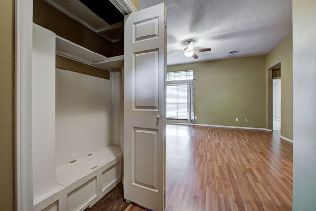 Photo - 2912 Edinburg Dr