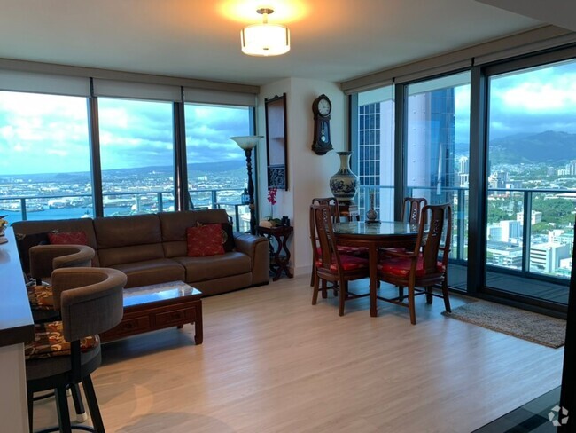 Building Photo - Fully Furnished 3 BR/2 BA/1 Parking on Hig... Rental