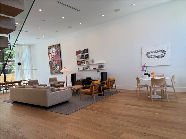 Photo - 50 NE 49th St