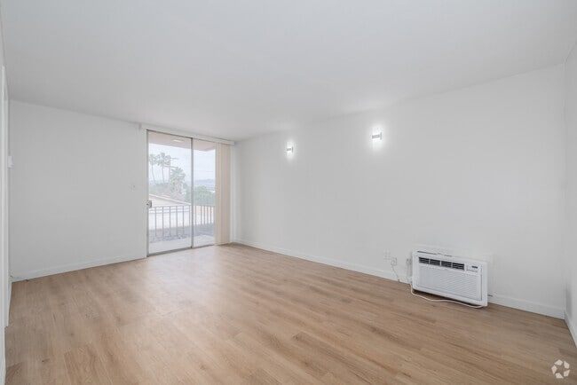 1BR, 1BA - 750SF - Living Room