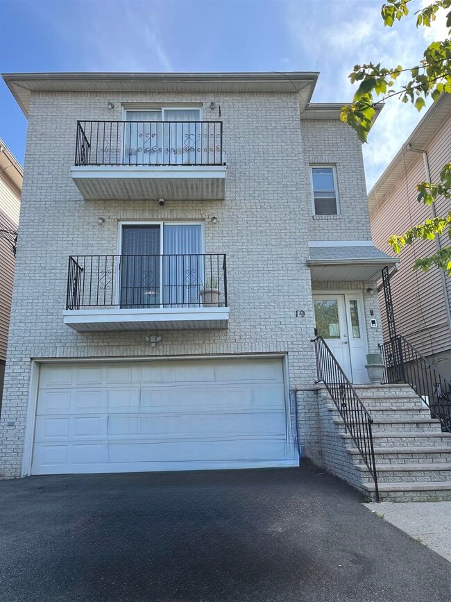 Building Photo - 19 Halleck St Rental