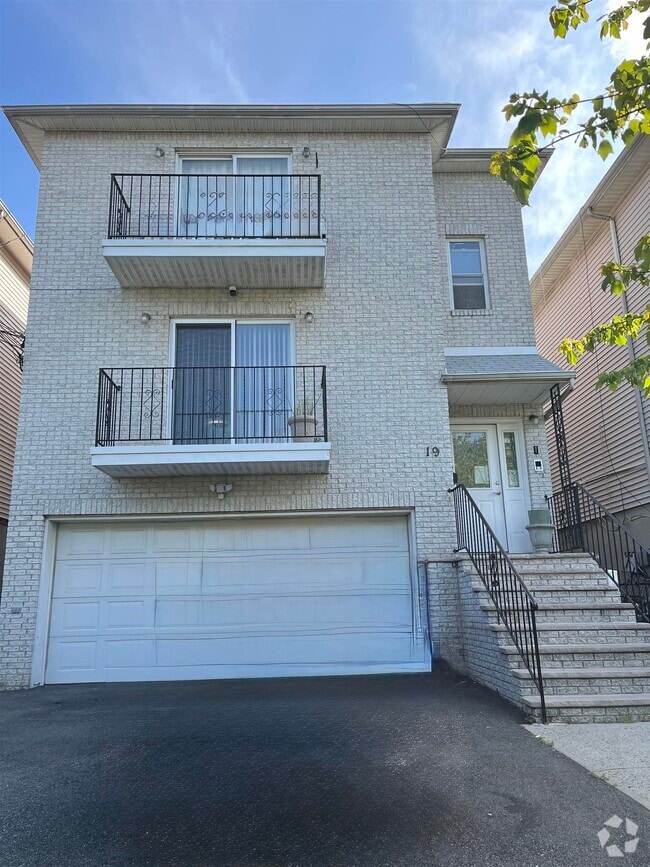 Building Photo - 19 Halleck St Rental