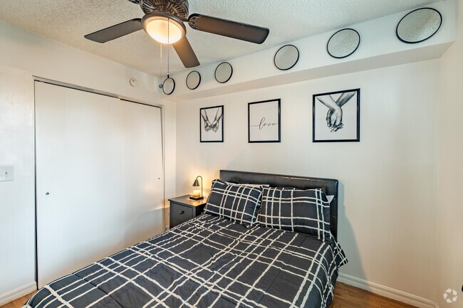 2BR, 2BA - 833SF - Primary Bedroom