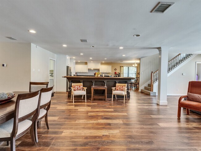 Photo - 8402 Matthews Ln