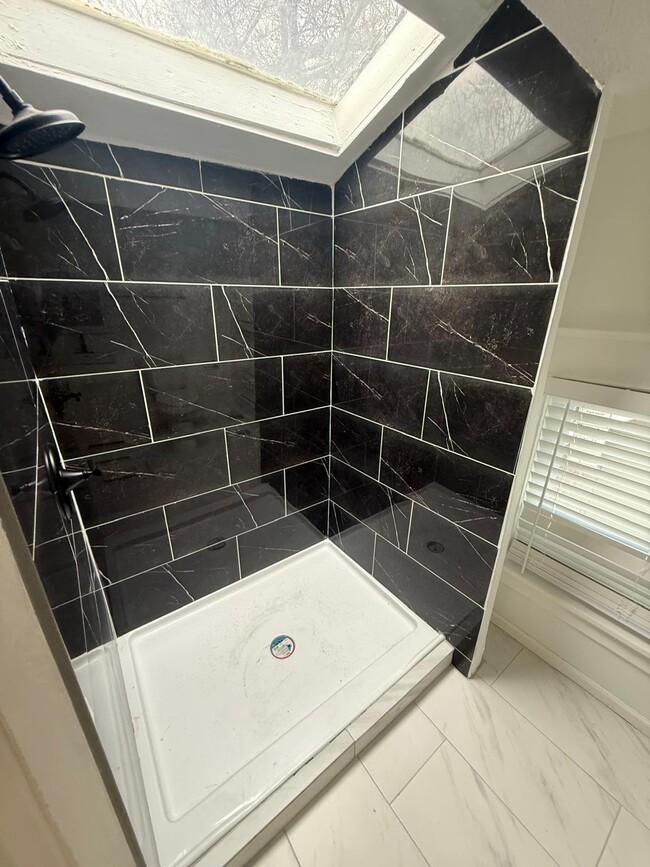 Photo - 3333 Gillham Rd