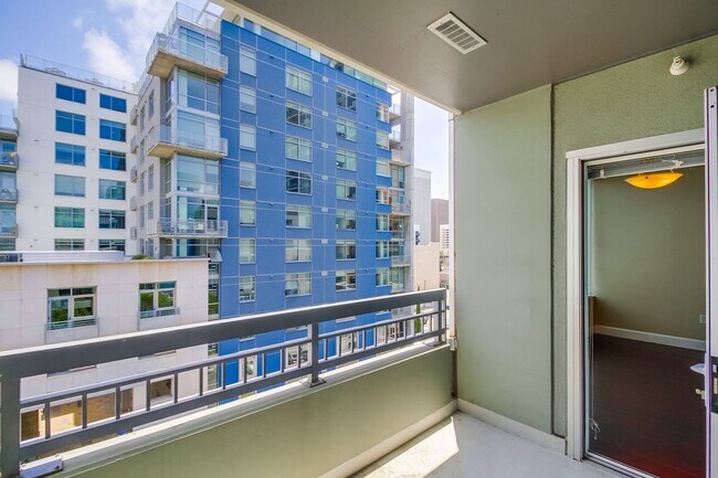 Building Photo - Modern 2 bed / 2 bath Condo in Little Ital... Unit 606