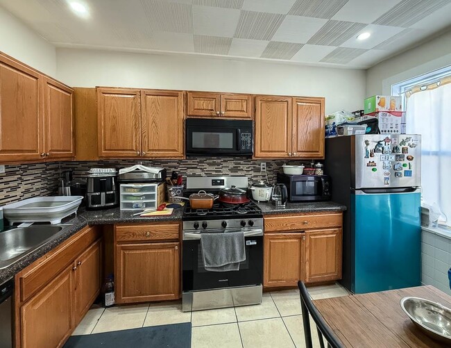 Building Photo - 125 Mallory Ave Unit 2