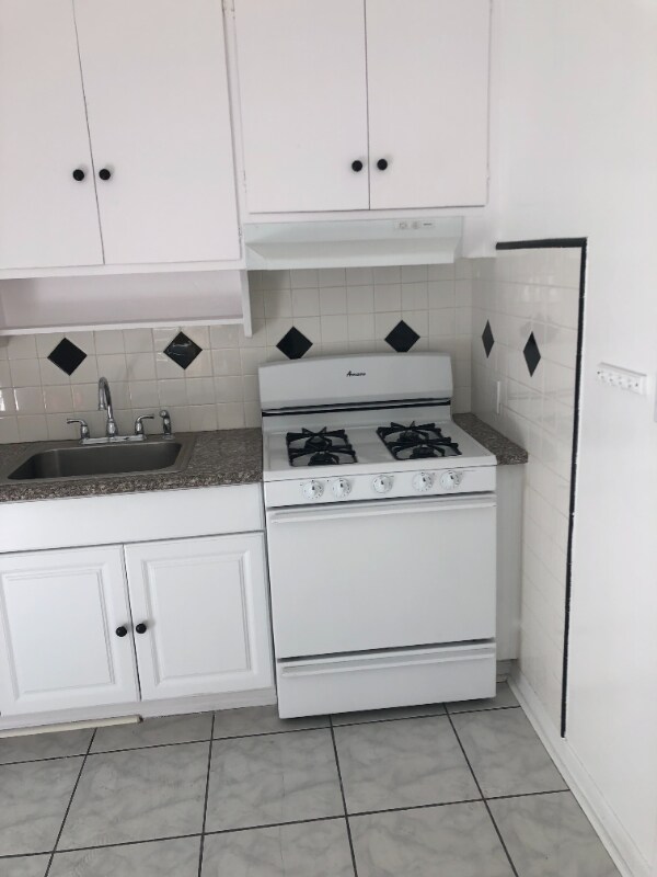 Photo - 1807-18011 Grace Ave Unit 1807 half