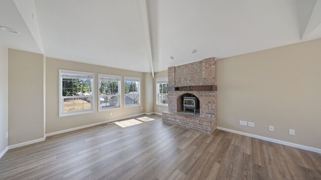 Photo - 4 Bed 3 Bath - 2 Living Rooms - Office Area - Pet Friendly - NAS Whidbey