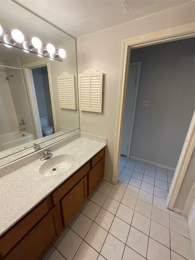 Photo - 3100 Walnut Bend Ln Unidad 113