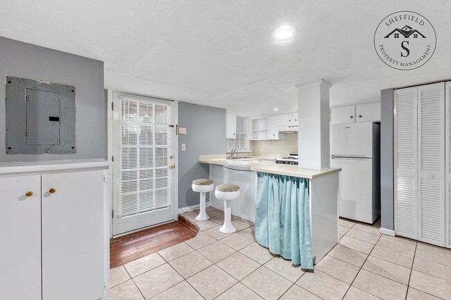 Building Photo - Charming 1 Bedroom, 1 Bath Duplex in Lakebottom – Ideal Location!