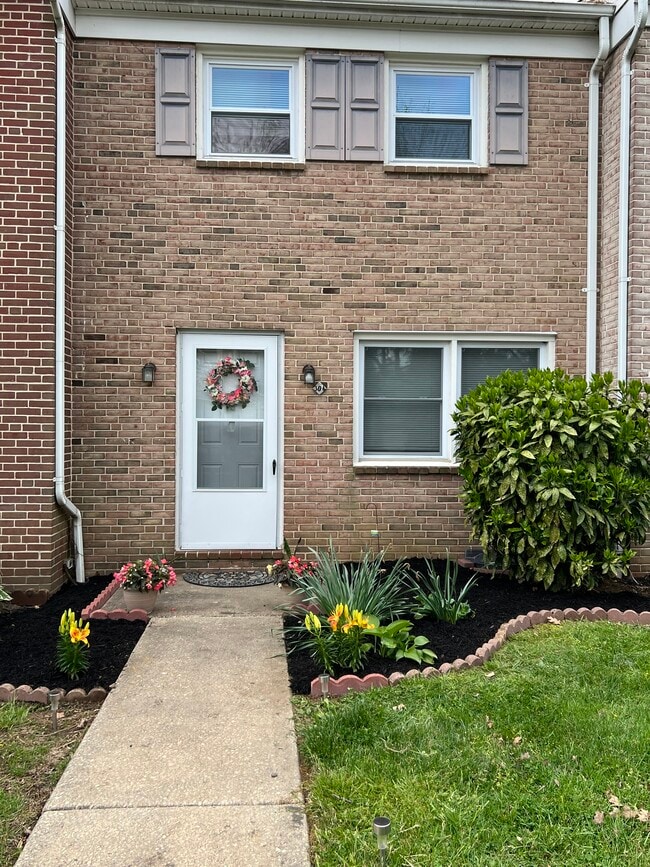 Building Photo - 304 Franklin St Rental