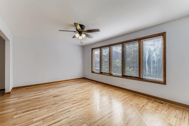 Building Photo - 3 bedroom in Chicago IL 60625 Unit 1