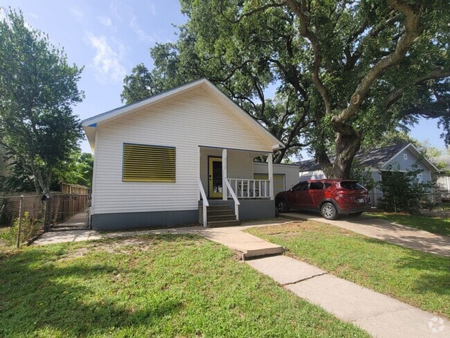 Building Photo - 5113 1st St Unit 5113 R 1/2 - Front Rental