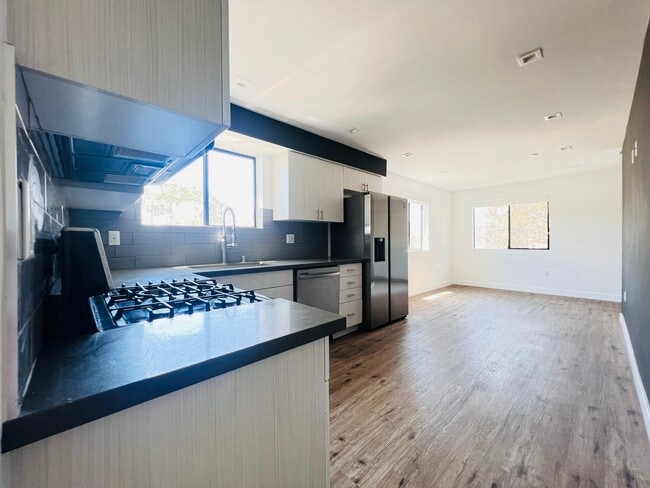 Building Photo - 4576 Oakwood Ave Unit 4576