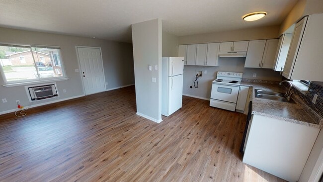 Photo - Waynedale Circle Apartments