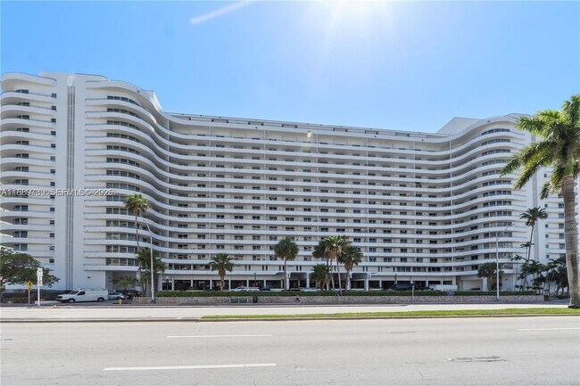 Building Photo - 5555 Collins Ave Unit 9K