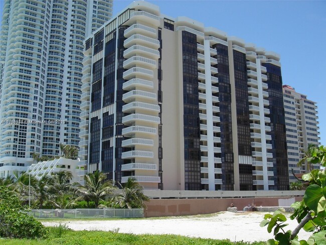 Photo - 6423 Collins Ave Unidad 901 Rental