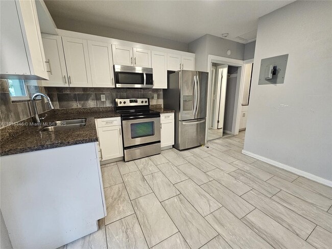 Building Photo - 950 NW 5th St Unit 2