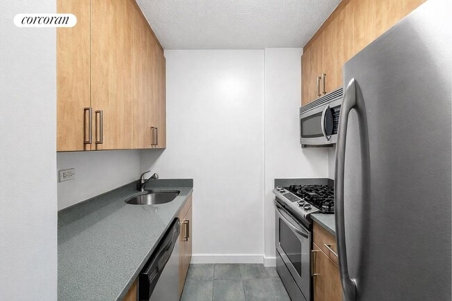 Photo - 300 E 40th St