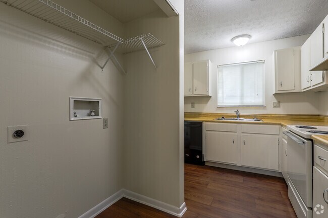 2 Bed/ 1.5 Bath Townhome - 950 Sq Ft
