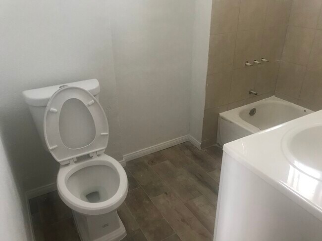 Restroom - 1118 N Norman Ct Unidad 1