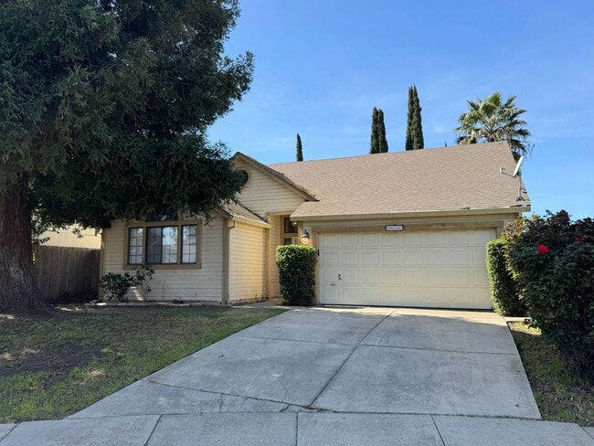 Building Photo - Three Bed, Two Bath Home with a Two Car Garage