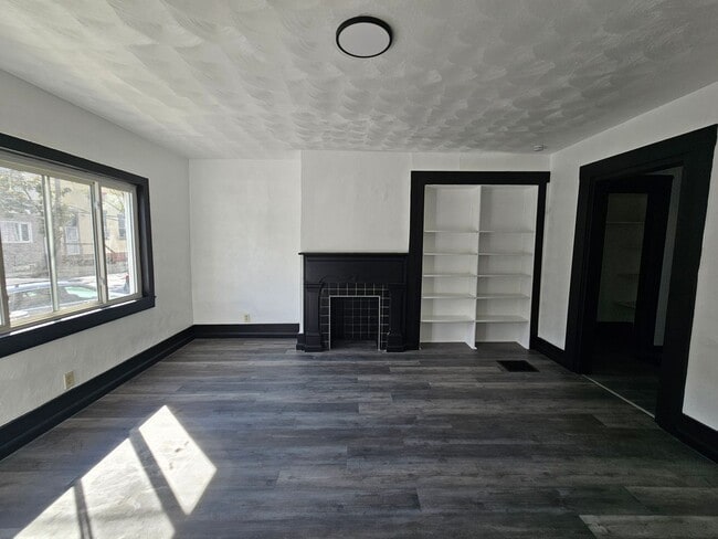Building Photo - Fully Updated 4-bedroom 2 bath house for r...