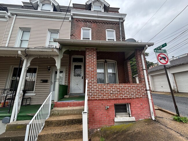 Building Photo - 528 W Wyoming St Unit 2