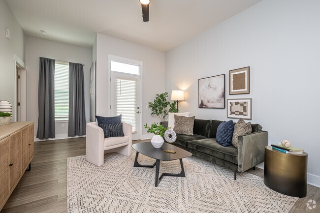 1BR, 1BA - 751SF - Living Room