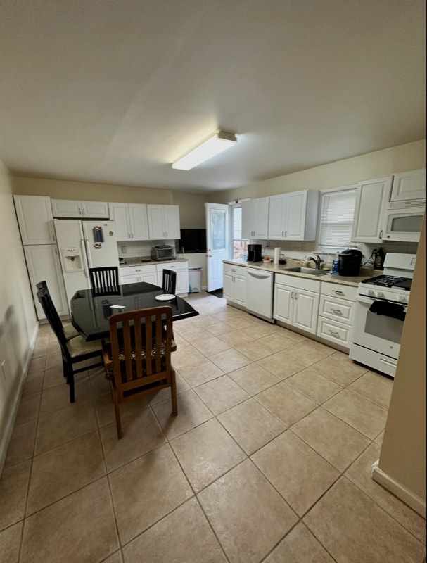 Building Photo - 203 Pineview Ave