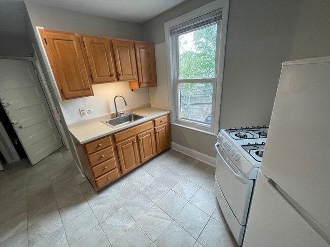 Photo - One Bedroom ** Newton Highlands Village ~ MBTA GL-D