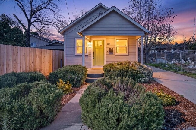 Building Photo - MOVE IN SPECIAL $1000!!           3 Bedroom Home Close to CSUC!