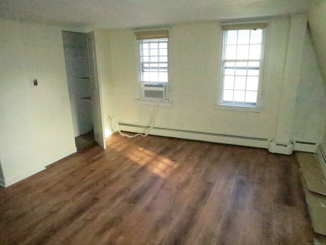 Photo - 159 S Main St